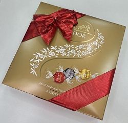 Конфеты LINDT LINDOR ассорти ASSORTED, золотая подарочная с бантом /картон/ 287г*12