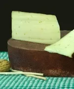 Сыр БЕЛЫЙ КАМЕНЬ полутвердый Неро с пажитником ~250г Сыр БЕЛЫЙ КАМЕНЬ полутвердый Неро с пажитником ~250г